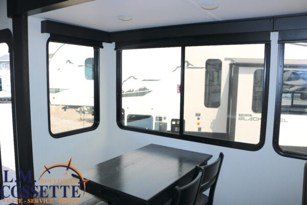 Arctic Wolf 3250 Suite 2025-LM Cossette inc. vr-roulotte-fifth wheel-cargo-arctic wolf -Remote-Clipper-cherokee-grey wolf-wolf pup-kodiak cub-aspen trail-dutchmen-forest river-freedom express select-coachmen-apex nano -Trois-Rivières