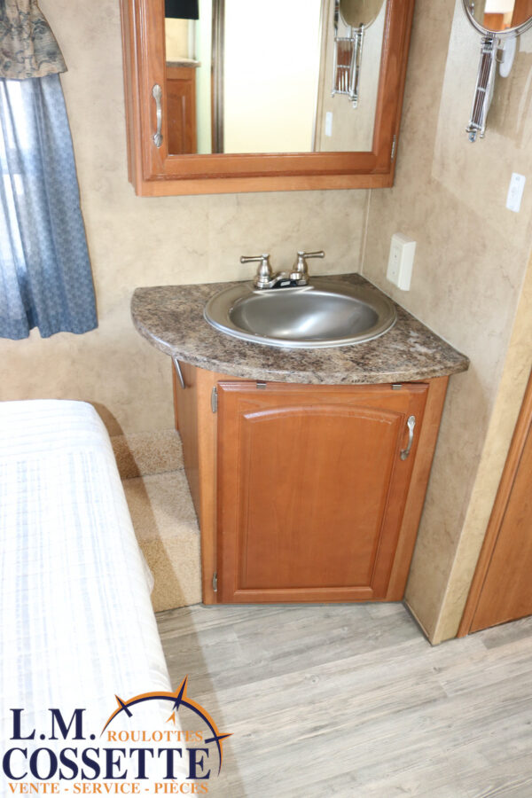 Cougar 276 RLS 2008 -LM Cossette inc. vr-roulotte-fifth wheel-cargo-arctic wolf -Remote-Clipper-cherokee-grey wolf-wolf pup-kodiak cub-aspen trail-dutchmen-forest river-freedom express select-coachmen-apex nano -Trois-Rivières