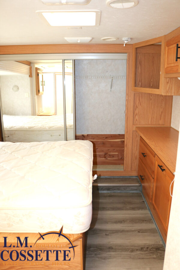 New Vision 36 2003-LM Cossette inc. vr-roulotte-fifth wheel-cargo-arctic wolf -Remote-Clipper-cherokee-grey wolf-wolf pup-kodiak cub-aspen trail-dutchmen-forest river-freedom express select-coachmen-apex nano -Trois-Rivières