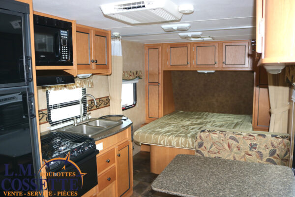 Crossover 210 QB 2013-LM Cossette inc. vr-roulotte-fifth wheel-cargo-arctic wolf -Remote-Clipper-cherokee-grey wolf-wolf pup-kodiak cub-aspen trail-dutchmen-forest river-freedom express select-coachmen-apex nano -Trois-Rivières