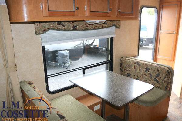 Crossover 210 QB 2013-LM Cossette inc. vr-roulotte-fifth wheel-cargo-arctic wolf -Remote-Clipper-cherokee-grey wolf-wolf pup-kodiak cub-aspen trail-dutchmen-forest river-freedom express select-coachmen-apex nano -Trois-Rivières