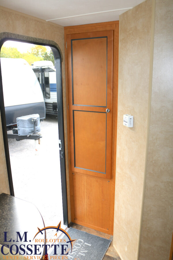 Crossover 210 QB 2013-LM Cossette inc. vr-roulotte-fifth wheel-cargo-arctic wolf -Remote-Clipper-cherokee-grey wolf-wolf pup-kodiak cub-aspen trail-dutchmen-forest river-freedom express select-coachmen-apex nano -Trois-Rivières