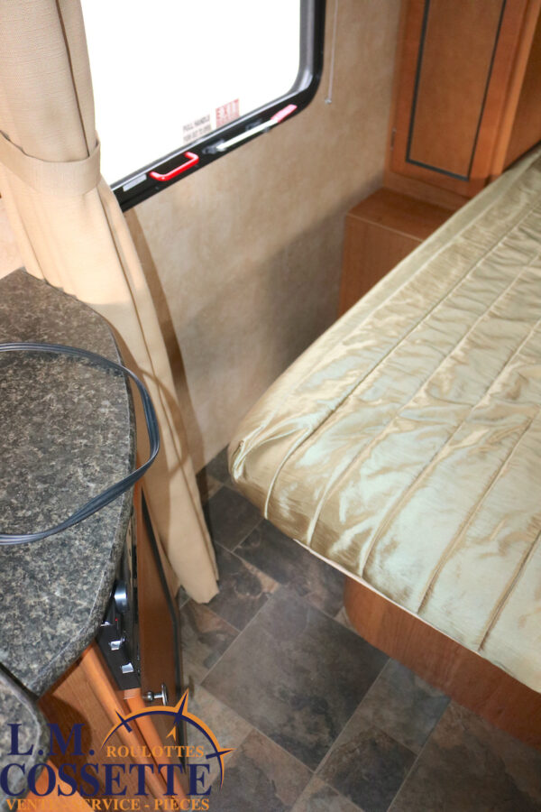 Crossover 210 QB 2013-LM Cossette inc. vr-roulotte-fifth wheel-cargo-arctic wolf -Remote-Clipper-cherokee-grey wolf-wolf pup-kodiak cub-aspen trail-dutchmen-forest river-freedom express select-coachmen-apex nano -Trois-Rivières