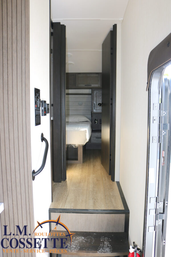 Arctic Wolf 27 SGS 2025-LM Cossette inc. vr-roulotte-fifth wheel-cargo-arctic wolf -Remote-Clipper-cherokee-grey wolf-wolf pup-kodiak cub-aspen trail-dutchmen-forest river-freedom express select-coachmen-apex nano -Trois-Rivières