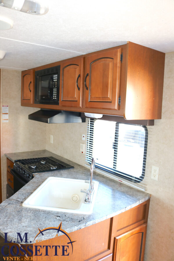 Summerland 2100 RB 2013-LM Cossette inc. vr-roulotte-fifth wheel-cargo-arctic wolf -Remote-Clipper-cherokee-grey wolf-wolf pup-kodiak cub-aspen trail-dutchmen-forest river-freedom express select-coachmen-apex nano -Trois-Rivières