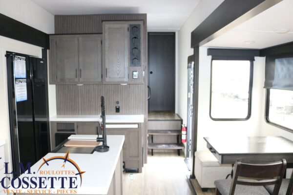 Arctic Wolf 3250 Suite 2025-LM Cossette inc. vr-roulotte-fifth wheel-cargo-arctic wolf -Remote-Clipper-cherokee-grey wolf-wolf pup-kodiak cub-aspen trail-dutchmen-forest river-freedom express select-coachmen-apex nano -Trois-Rivières