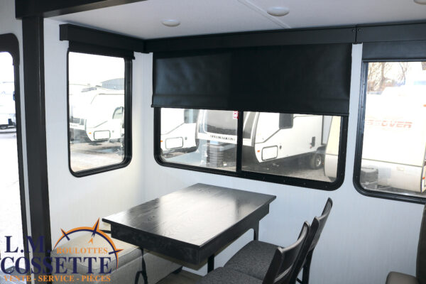 Arctic Wolf 3250 Suite 2025-LM Cossette inc. vr-roulotte-fifth wheel-cargo-arctic wolf -Remote-Clipper-cherokee-grey wolf-wolf pup-kodiak cub-aspen trail-dutchmen-forest river-freedom express select-coachmen-apex nano -Trois-Rivières