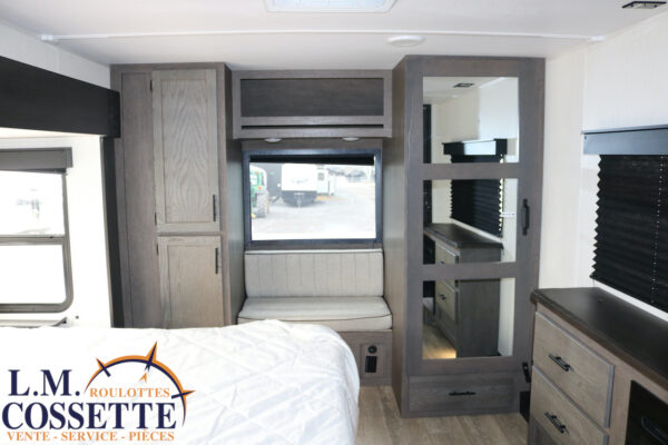 Arctic Wolf 3250 Suite 2025-LM Cossette inc. vr-roulotte-fifth wheel-cargo-arctic wolf -Remote-Clipper-cherokee-grey wolf-wolf pup-kodiak cub-aspen trail-dutchmen-forest river-freedom express select-coachmen-apex nano -Trois-Rivières