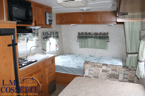 Roadrunner 180 2005-LM Cossette inc. vr-roulotte-fifth wheel-cargo-arctic wolf -Remote-Clipper-cherokee-grey wolf-wolf pup-kodiak cub-aspen trail-dutchmen-forest river-freedom express select-coachmen-apex nano -Trois-Rivières