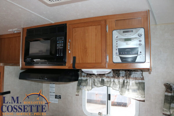 Roadrunner 180 2005-LM Cossette inc. vr-roulotte-fifth wheel-cargo-arctic wolf -Remote-Clipper-cherokee-grey wolf-wolf pup-kodiak cub-aspen trail-dutchmen-forest river-freedom express select-coachmen-apex nano -Trois-Rivières