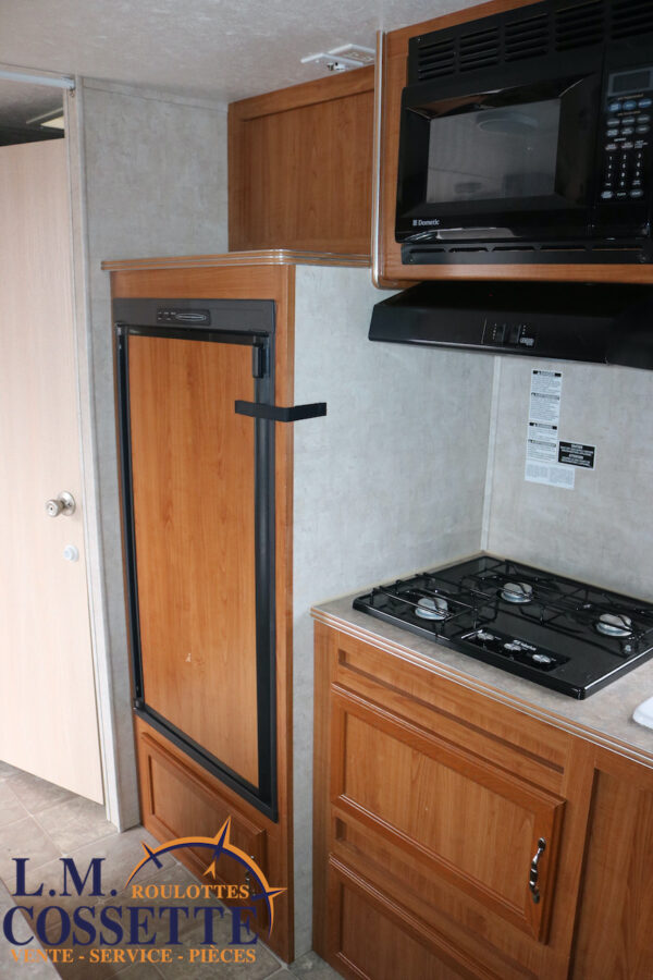 Roadrunner 180 2005-LM Cossette inc. vr-roulotte-fifth wheel-cargo-arctic wolf -Remote-Clipper-cherokee-grey wolf-wolf pup-kodiak cub-aspen trail-dutchmen-forest river-freedom express select-coachmen-apex nano -Trois-Rivières