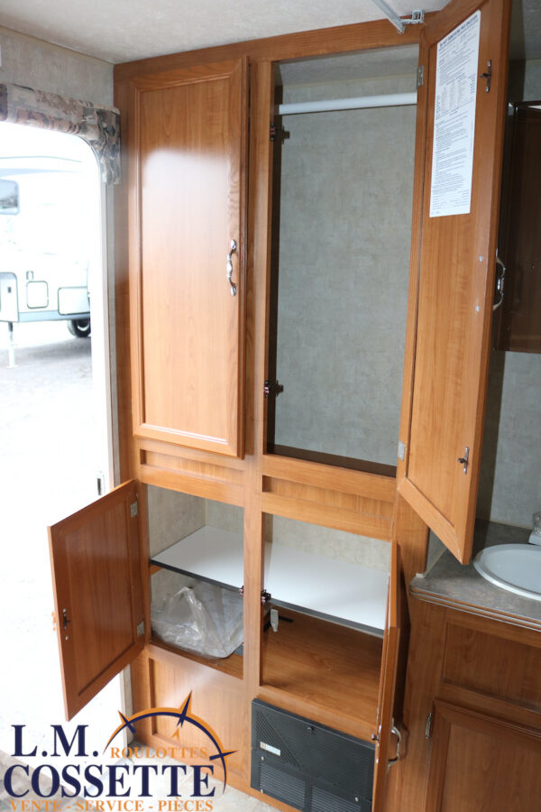 Roadrunner 180 2005-LM Cossette inc. vr-roulotte-fifth wheel-cargo-arctic wolf -Remote-Clipper-cherokee-grey wolf-wolf pup-kodiak cub-aspen trail-dutchmen-forest river-freedom express select-coachmen-apex nano -Trois-Rivières