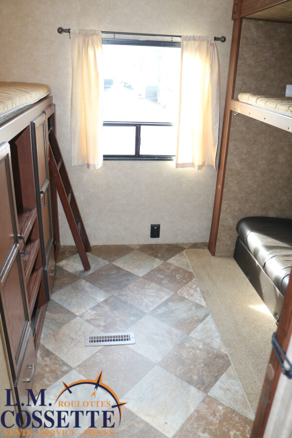 Zinger 31 BH 2014-LM Cossette inc. vr-roulotte-fifth wheel-cargo-arctic wolf -Remote-Clipper-cherokee-grey wolf-wolf pup-kodiak cub-aspen trail-dutchmen-forest river-freedom express select-coachmen-apex nano -Trois-Rivières