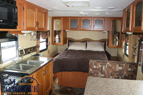 Tracer 210 FB 2013-LM Cossette inc. vr-roulotte-fifth wheel-cargo-arctic wolf -Remote-Clipper-cherokee-grey wolf-wolf pup-kodiak cub-aspen trail-dutchmen-forest river-freedom express select-coachmen-apex nano -Trois-Rivières