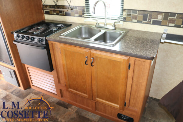 Tracer 210 FB 2013-LM Cossette inc. vr-roulotte-fifth wheel-cargo-arctic wolf -Remote-Clipper-cherokee-grey wolf-wolf pup-kodiak cub-aspen trail-dutchmen-forest river-freedom express select-coachmen-apex nano -Trois-Rivières
