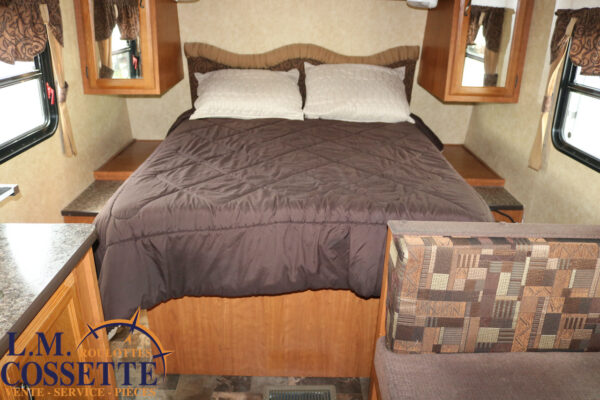 Tracer 210 FB 2013-LM Cossette inc. vr-roulotte-fifth wheel-cargo-arctic wolf -Remote-Clipper-cherokee-grey wolf-wolf pup-kodiak cub-aspen trail-dutchmen-forest river-freedom express select-coachmen-apex nano -Trois-Rivières