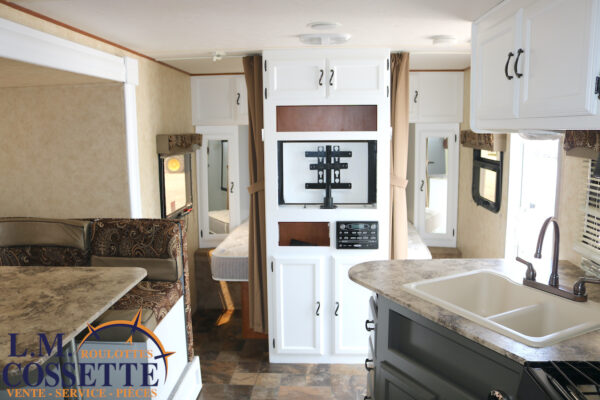 Apex 215 RBK 2012-LM Cossette inc. vr-roulotte-fifth wheel-cargo-arctic wolf -Remote-Clipper-cherokee-grey wolf-wolf pup-kodiak cub-aspen trail-dutchmen-forest river-freedom express select-coachmen-apex nano -Trois-Rivières