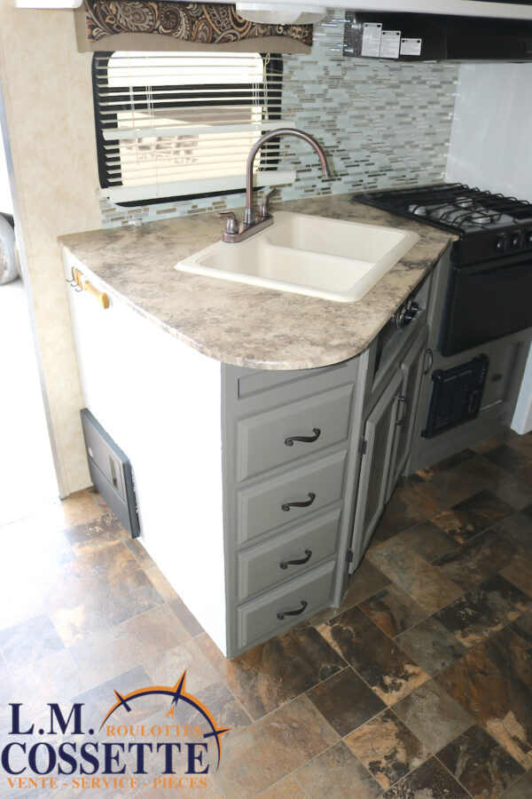 Apex 215 RBK 2012-LM Cossette inc. vr-roulotte-fifth wheel-cargo-arctic wolf -Remote-Clipper-cherokee-grey wolf-wolf pup-kodiak cub-aspen trail-dutchmen-forest river-freedom express select-coachmen-apex nano -Trois-Rivières