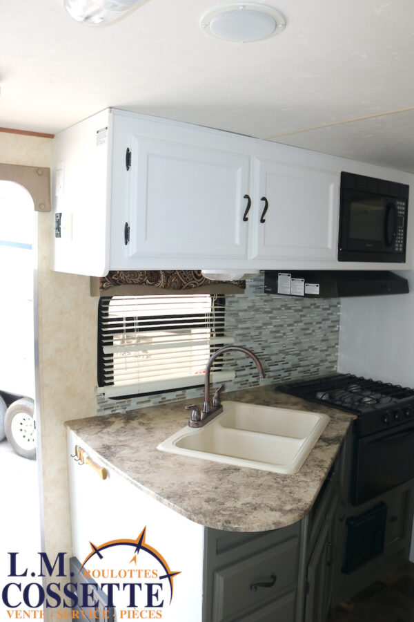 Apex 215 RBK 2012-LM Cossette inc. vr-roulotte-fifth wheel-cargo-arctic wolf -Remote-Clipper-cherokee-grey wolf-wolf pup-kodiak cub-aspen trail-dutchmen-forest river-freedom express select-coachmen-apex nano -Trois-Rivières