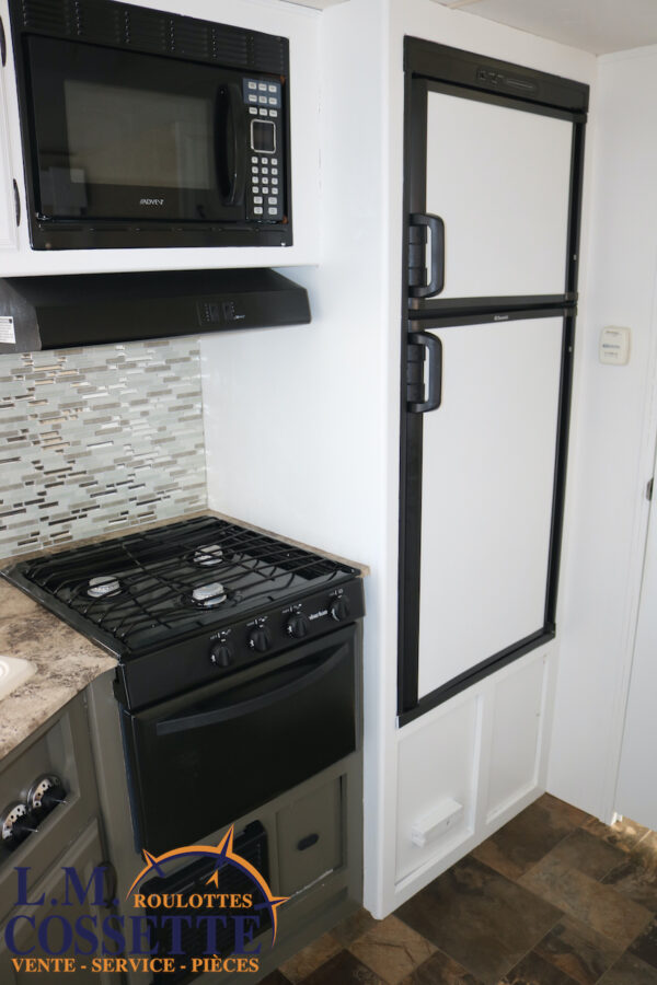 Apex 215 RBK 2012-LM Cossette inc. vr-roulotte-fifth wheel-cargo-arctic wolf -Remote-Clipper-cherokee-grey wolf-wolf pup-kodiak cub-aspen trail-dutchmen-forest river-freedom express select-coachmen-apex nano -Trois-Rivières