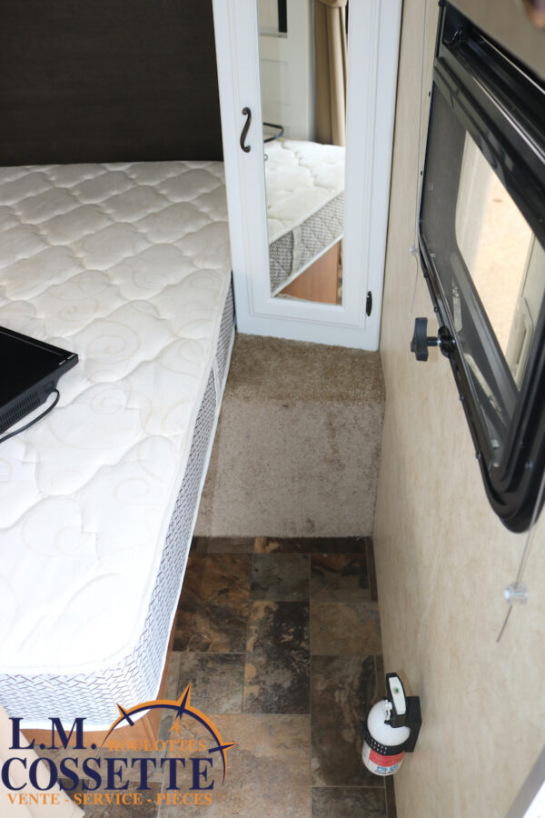 Apex 215 RBK 2012-LM Cossette inc. vr-roulotte-fifth wheel-cargo-arctic wolf -Remote-Clipper-cherokee-grey wolf-wolf pup-kodiak cub-aspen trail-dutchmen-forest river-freedom express select-coachmen-apex nano -Trois-Rivières