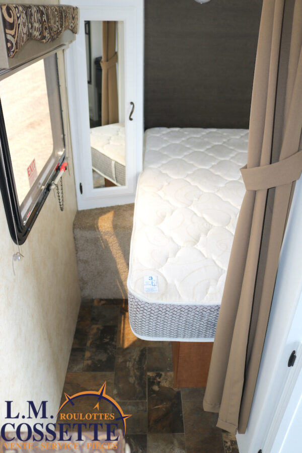 Apex 215 RBK 2012-LM Cossette inc. vr-roulotte-fifth wheel-cargo-arctic wolf -Remote-Clipper-cherokee-grey wolf-wolf pup-kodiak cub-aspen trail-dutchmen-forest river-freedom express select-coachmen-apex nano -Trois-Rivières