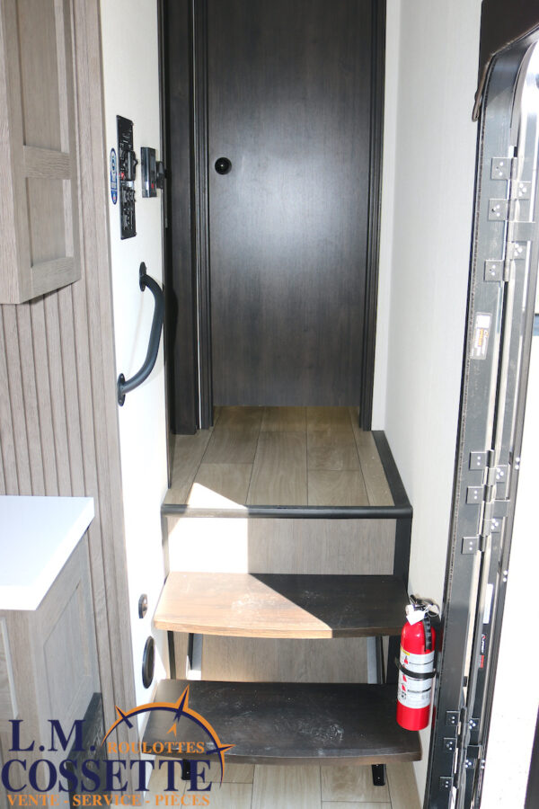 Arctic Wolf 331 BH 2026-LM Cossette inc. vr-roulotte-fifth wheel-cargo-arctic wolf -Remote-Clipper-cherokee-grey wolf-wolf pup-kodiak cub-aspen trail-dutchmen-forest river-freedom express select-coachmen-apex nano -Trois-Rivières