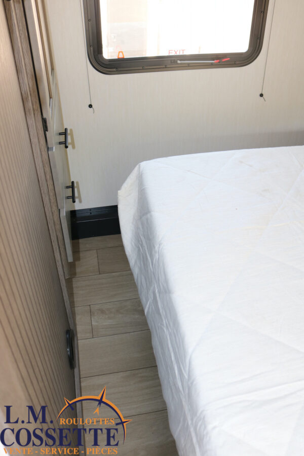 Arctic Wolf 331 BH 2026-LM Cossette inc. vr-roulotte-fifth wheel-cargo-arctic wolf -Remote-Clipper-cherokee-grey wolf-wolf pup-kodiak cub-aspen trail-dutchmen-forest river-freedom express select-coachmen-apex nano -Trois-Rivières