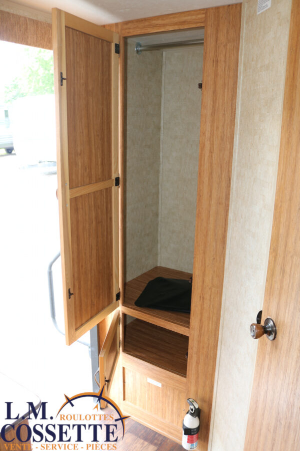 Koala 18 RB 2013-LM Cossette inc. vr-roulotte-fifth wheel-cargo-arctic wolf -Remote-Clipper-cherokee-grey wolf-wolf pup-kodiak cub-aspen trail-dutchmen-forest river-freedom express select-coachmen-apex nano -Trois-Rivières