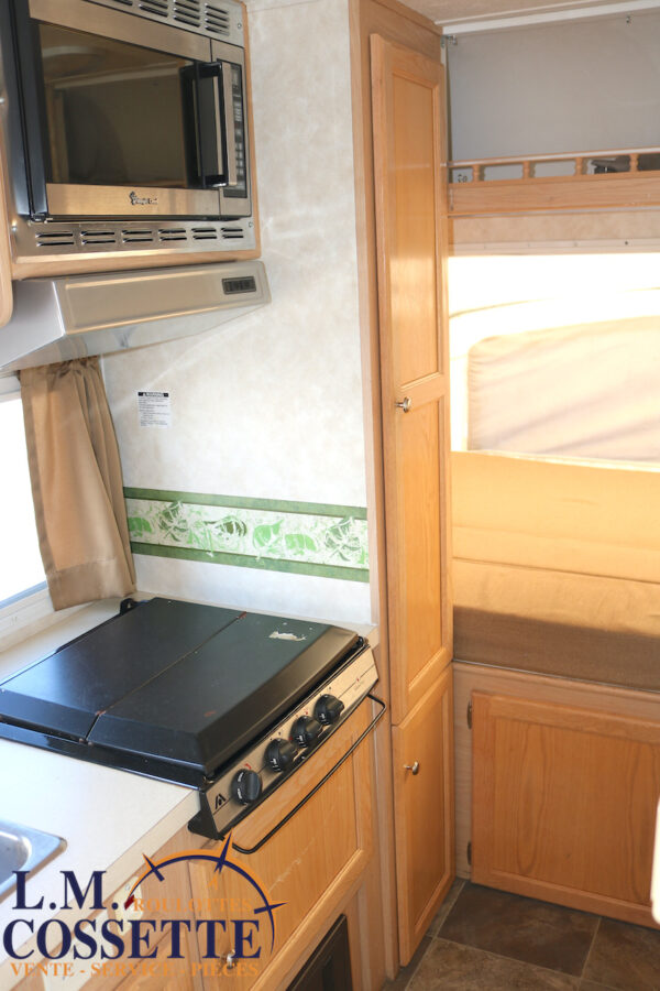 Surveyor 180 T 2004-LM Cossette inc. vr-roulotte-fifth wheel-cargo-arctic wolf -Remote-Clipper-cherokee-grey wolf-wolf pup-kodiak cub-aspen trail-dutchmen-forest river-freedom express select-coachmen-apex nano -Trois-Rivières