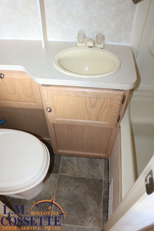 Surveyor 180 T 2004-LM Cossette inc. vr-roulotte-fifth wheel-cargo-arctic wolf -Remote-Clipper-cherokee-grey wolf-wolf pup-kodiak cub-aspen trail-dutchmen-forest river-freedom express select-coachmen-apex nano -Trois-Rivières
