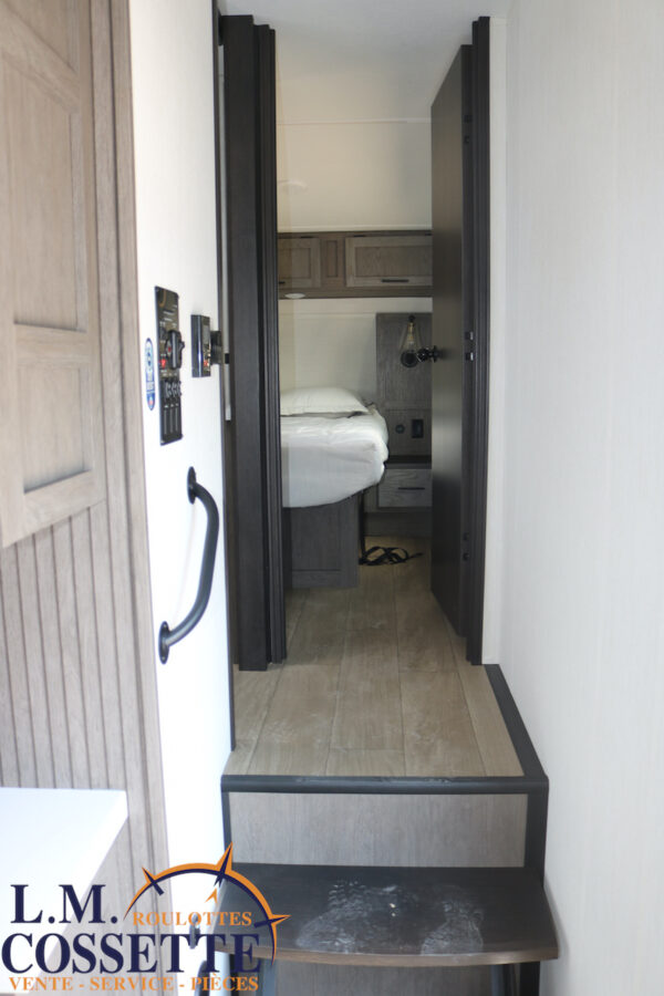 Arctic Wolf 289 PANO 2026-LM Cossette inc. vr-roulotte-fifth wheel-cargo-arctic wolf -Remote-Clipper-cherokee-grey wolf-wolf pup-kodiak cub-aspen trail-dutchmen-forest river-freedom express select-coachmen-apex nano -Trois-Rivières