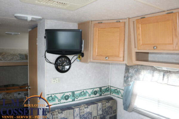 Surveyor 262 2005-LM Cossette inc. vr-roulotte-fifth wheel-cargo-arctic wolf -Remote-Clipper-cherokee-grey wolf-wolf pup-kodiak cub-aspen trail-dutchmen-forest river-freedom express select-coachmen-apex nano -Trois-Rivières