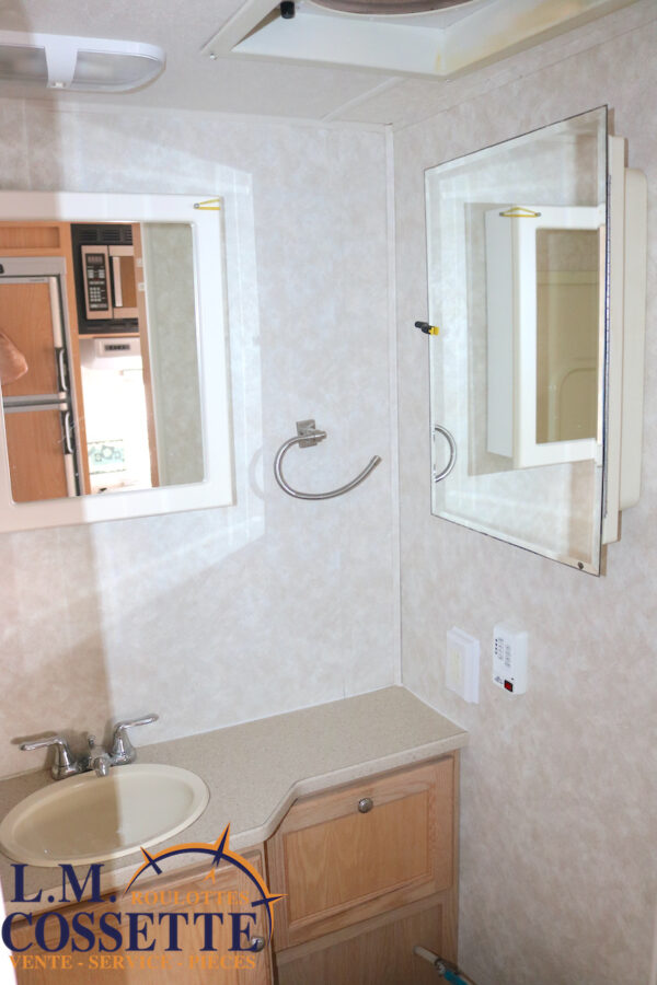 Surveyor 262 2005-LM Cossette inc. vr-roulotte-fifth wheel-cargo-arctic wolf -Remote-Clipper-cherokee-grey wolf-wolf pup-kodiak cub-aspen trail-dutchmen-forest river-freedom express select-coachmen-apex nano -Trois-Rivières