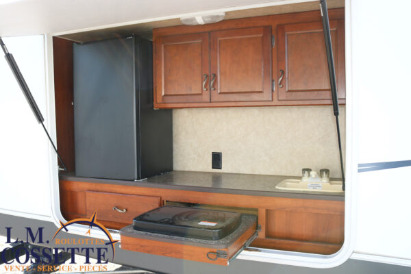 Avenger 529 RBS 2014-LM Cossette inc. vr-roulotte-fifth wheel-cargo-arctic wolf -Remote-Clipper-cherokee-grey wolf-wolf pup-kodiak cub-aspen trail-dutchmen-forest river-freedom express select-coachmen-apex nano -Trois-Rivières-fond