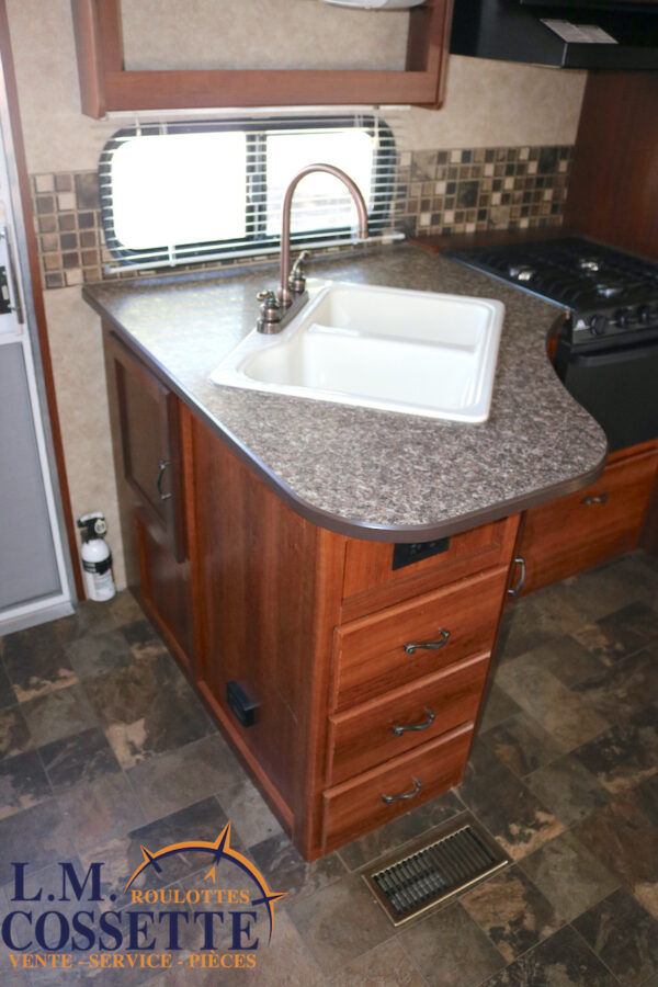 Avenger 529 RBS 2014-LM Cossette inc. vr-roulotte-fifth wheel-cargo-arctic wolf -Remote-Clipper-cherokee-grey wolf-wolf pup-kodiak cub-aspen trail-dutchmen-forest river-freedom express select-coachmen-apex nano -Trois-Rivières-fond