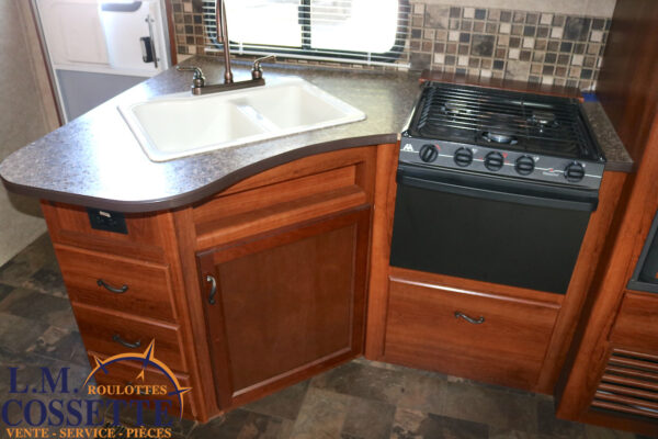Avenger 529 RBS 2014-LM Cossette inc. vr-roulotte-fifth wheel-cargo-arctic wolf -Remote-Clipper-cherokee-grey wolf-wolf pup-kodiak cub-aspen trail-dutchmen-forest river-freedom express select-coachmen-apex nano -Trois-Rivières-fond