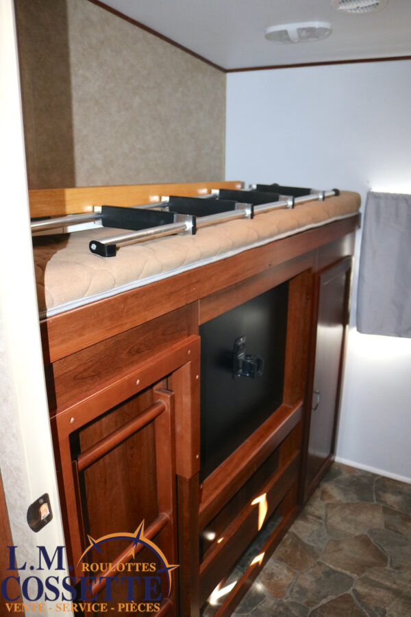 Avenger 529 RBS 2014-LM Cossette inc. vr-roulotte-fifth wheel-cargo-arctic wolf -Remote-Clipper-cherokee-grey wolf-wolf pup-kodiak cub-aspen trail-dutchmen-forest river-freedom express select-coachmen-apex nano -Trois-Rivières-fond