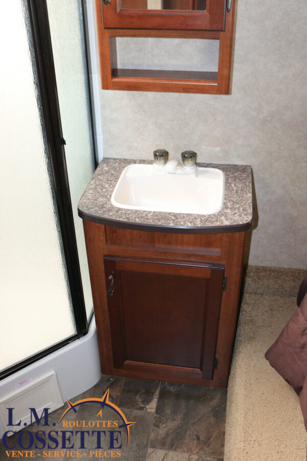 Avenger 529 RBS 2014-LM Cossette inc. vr-roulotte-fifth wheel-cargo-arctic wolf -Remote-Clipper-cherokee-grey wolf-wolf pup-kodiak cub-aspen trail-dutchmen-forest river-freedom express select-coachmen-apex nano -Trois-Rivières-fond