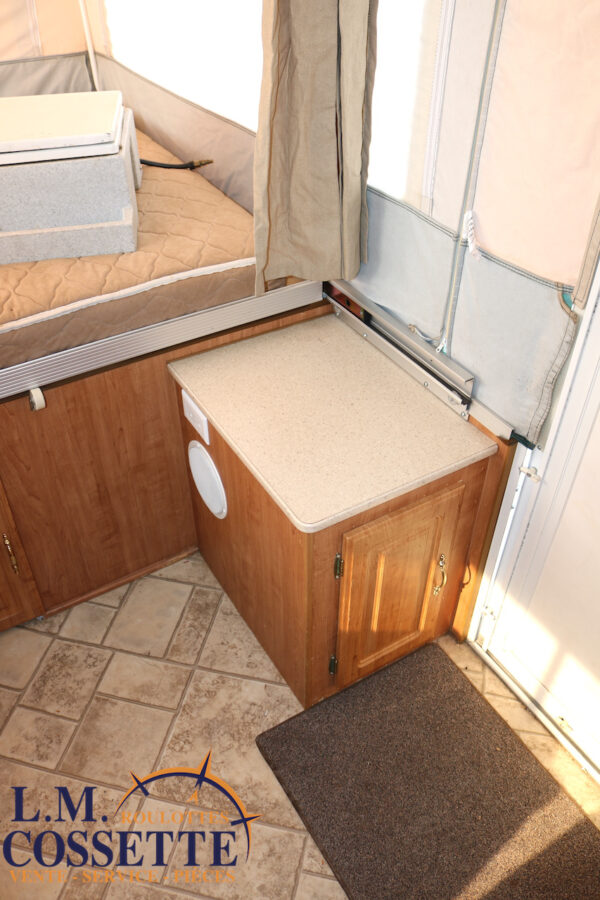 Flagstaff 620 ST 2009-LM Cossette inc. vr-roulotte-fifth wheel-cargo-arctic wolf -Remote-Clipper-cherokee-grey wolf-wolf pup-kodiak cub-aspen trail-dutchmen-forest river-freedom express select-coachmen-apex nano -Trois-Rivières-fond