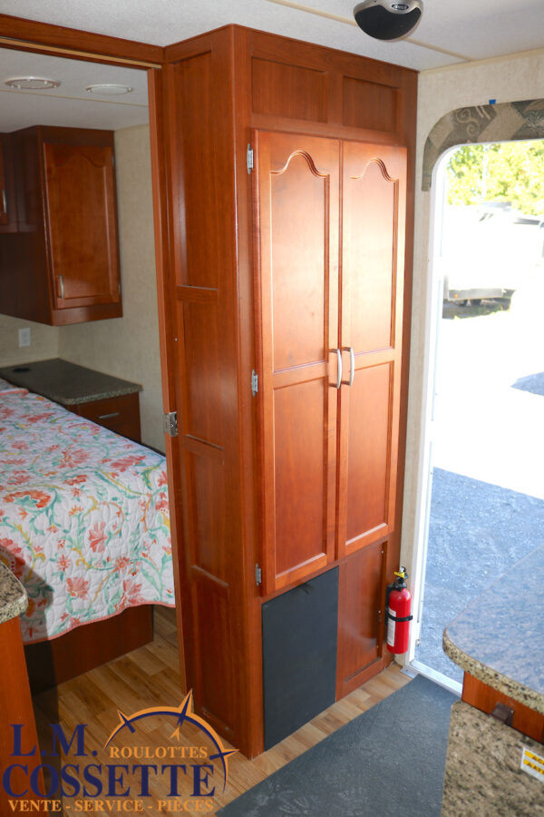 Wilderness 270 DBHS 2009-LM Cossette inc. vr-roulotte-fifth wheel-cargo-arctic wolf -Remote-Clipper-cherokee-grey wolf-wolf pup-kodiak cub-aspen trail-dutchmen-forest river-freedom express select-coachmen-apex nano -Trois-Rivières-fond