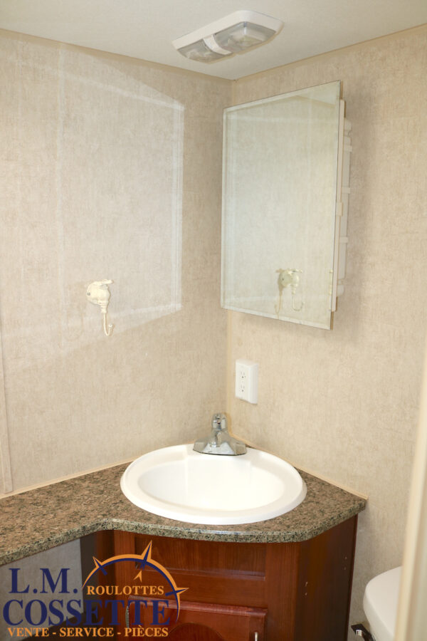 Wilderness 270 DBHS 2009-LM Cossette inc. vr-roulotte-fifth wheel-cargo-arctic wolf -Remote-Clipper-cherokee-grey wolf-wolf pup-kodiak cub-aspen trail-dutchmen-forest river-freedom express select-coachmen-apex nano -Trois-Rivières-fond