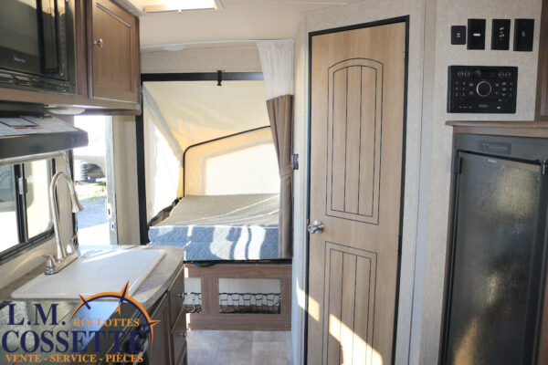 Solaire 147 X 2016-LM Cossette inc. vr-roulotte-fifth wheel-cargo-arctic wolf -Remote-Clipper-cherokee-grey wolf-wolf pup-kodiak cub-aspen trail-dutchmen-forest river-freedom express select-coachmen-apex nano -Trois-Rivières-fond