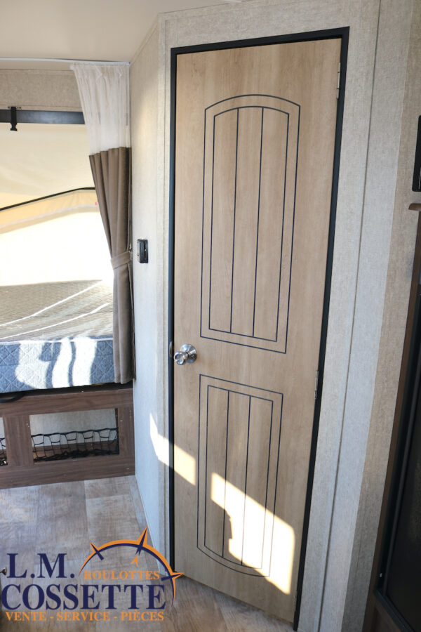 Solaire 147 X 2016-LM Cossette inc. vr-roulotte-fifth wheel-cargo-arctic wolf -Remote-Clipper-cherokee-grey wolf-wolf pup-kodiak cub-aspen trail-dutchmen-forest river-freedom express select-coachmen-apex nano -Trois-Rivières-fond