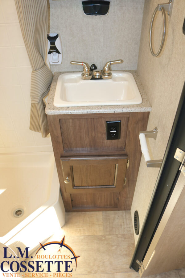 Solaire 147 X 2016-LM Cossette inc. vr-roulotte-fifth wheel-cargo-arctic wolf -Remote-Clipper-cherokee-grey wolf-wolf pup-kodiak cub-aspen trail-dutchmen-forest river-freedom express select-coachmen-apex nano -Trois-Rivières-fond