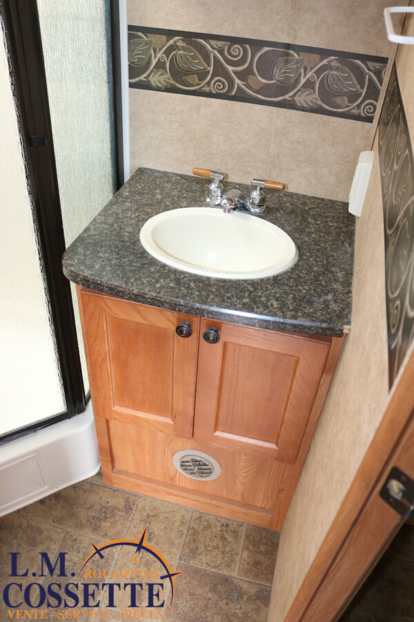 North Trail 24 RBS 2012-LM Cossette inc. vr-roulotte-fifth wheel-cargo-arctic wolf -Remote-Clipper-cherokee-grey wolf-wolf pup-kodiak cub-aspen trail-dutchmen-forest river-freedom express select-coachmen-apex nano -Trois-Rivières-fond-fond-fond